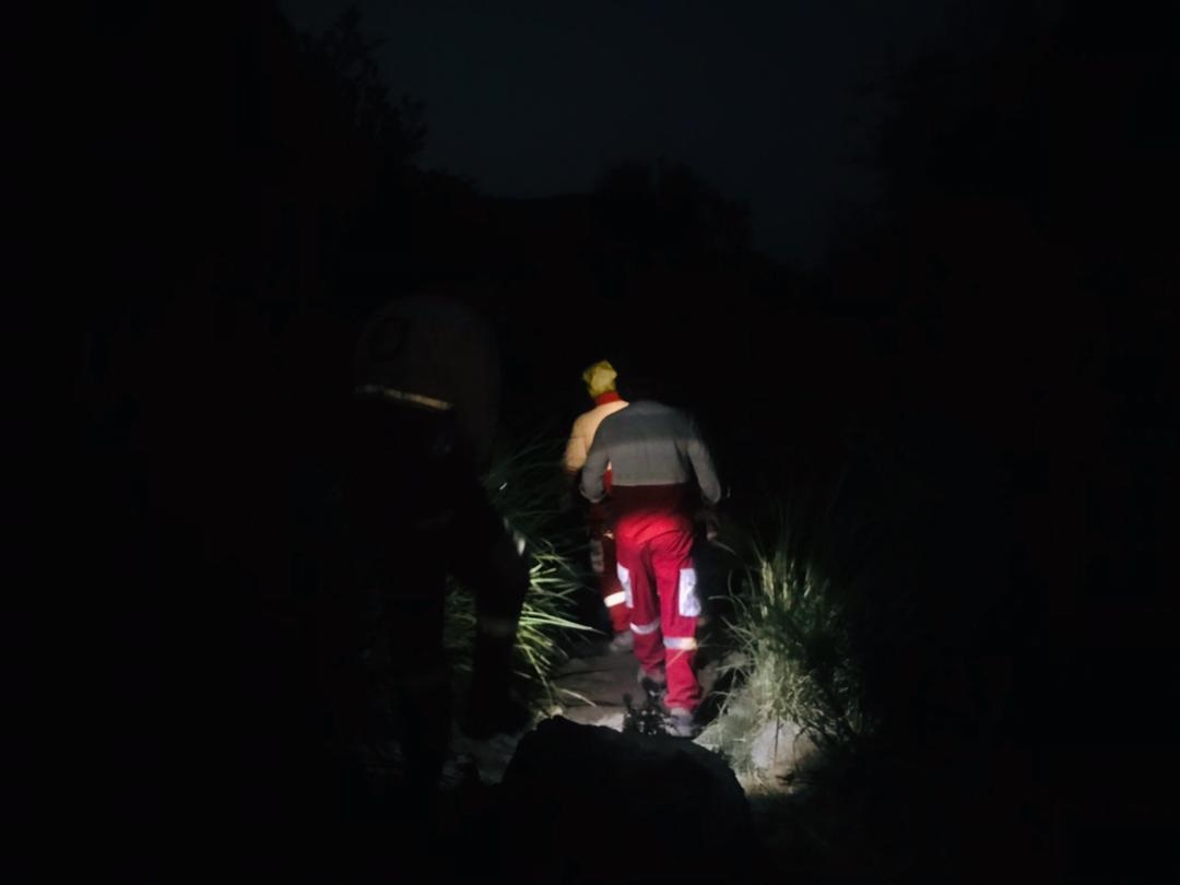 نجات 2 نوجوان گرفتار شده در ارتفاعات آبشار دره گاهان تفت